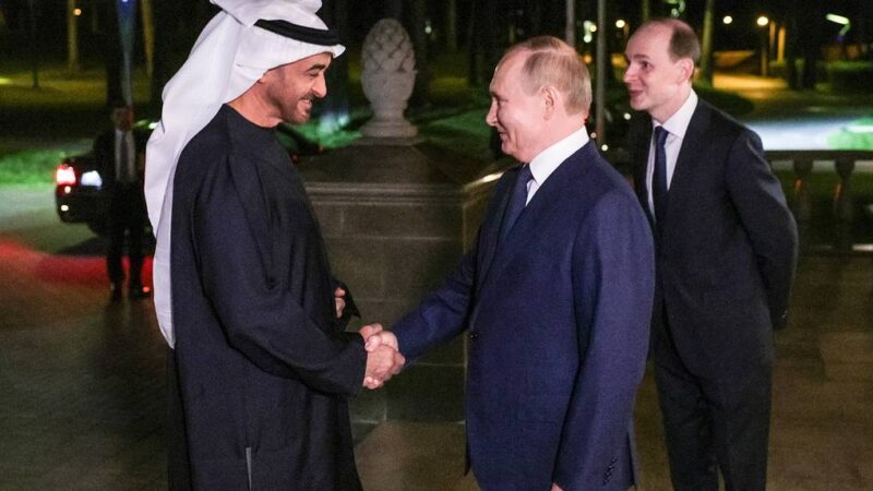 Le président des Émirats arabes unis arrive à Moscou pour rencontrer Poutine