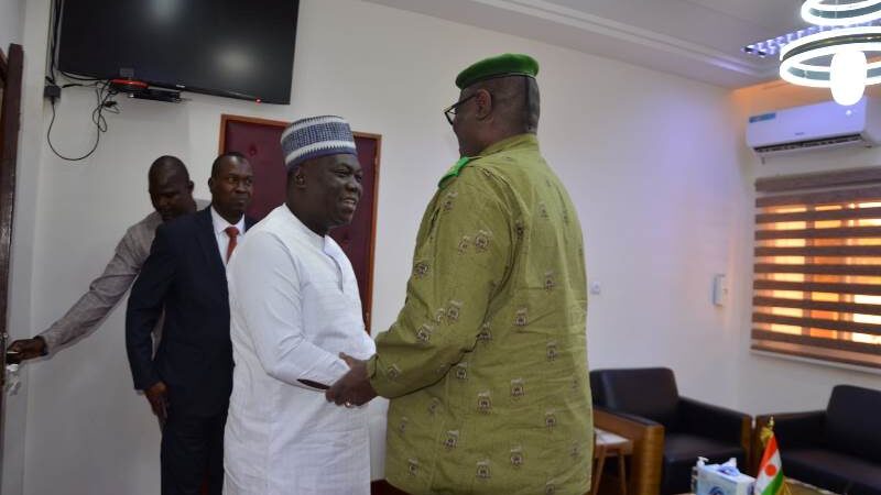 Le ministre nigérien de l’Intérieur rencontre L’ambassadeur béninois a Niamey