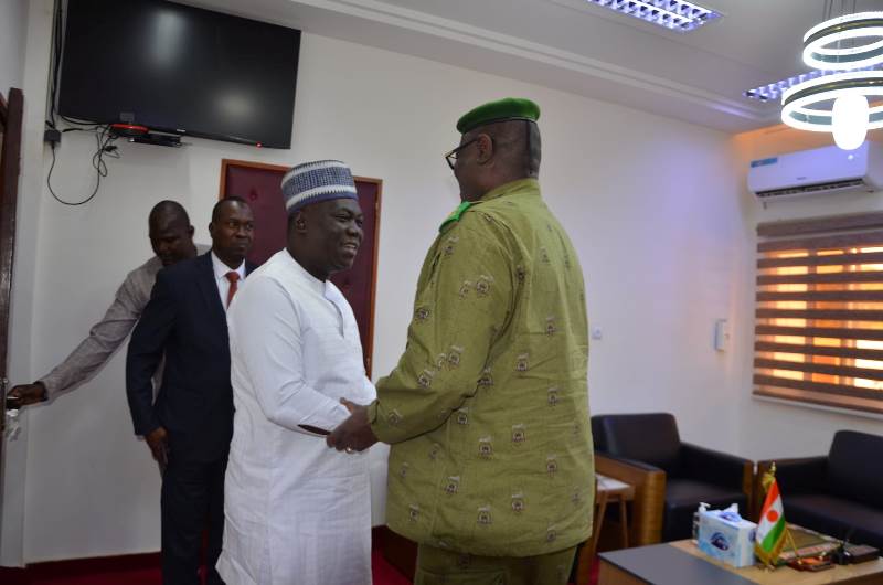 Le ministre nigérien de l’Intérieur rencontre L’ambassadeur béninois a Niamey