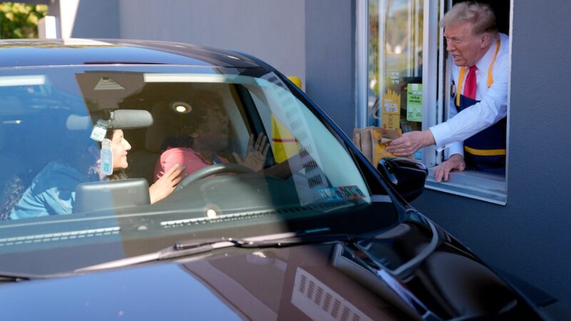 Donald Trump sert des frites dans un McDonald’s en Pennsylvanie