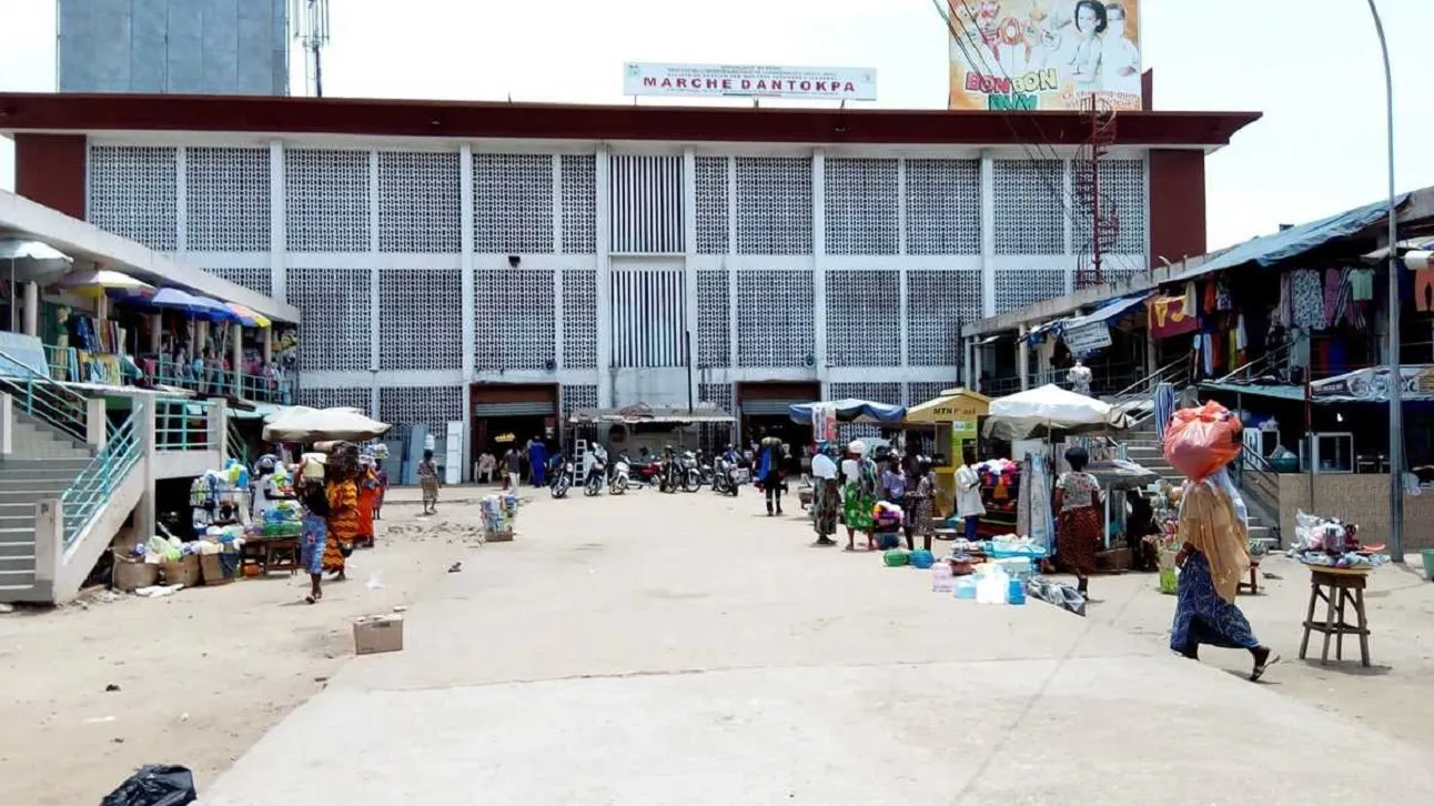 Le vaste marché de Dantokpa au Bénin rend son dernier souffle