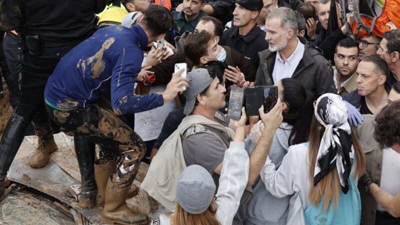 Les habitants de Valence, frappés par les inondations, insultent et jettent de la boue sur le roi d’Espagne en visite